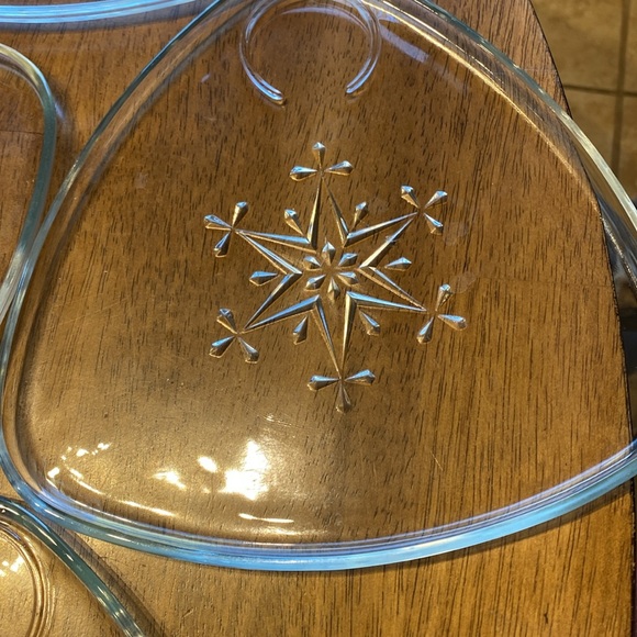 Vintage 1950 MCM Indiana Glass Christmas snack trays set of 4 different designs - Picture 3 of 5